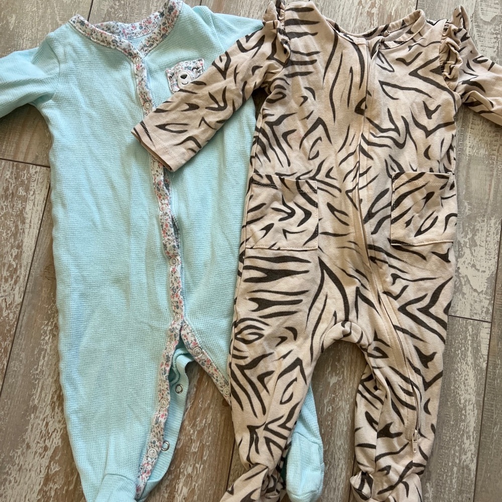 Lot Of 5 Baby Girls Sleepers Jessica Simpson, And Carters Sizes 6/9 Mos